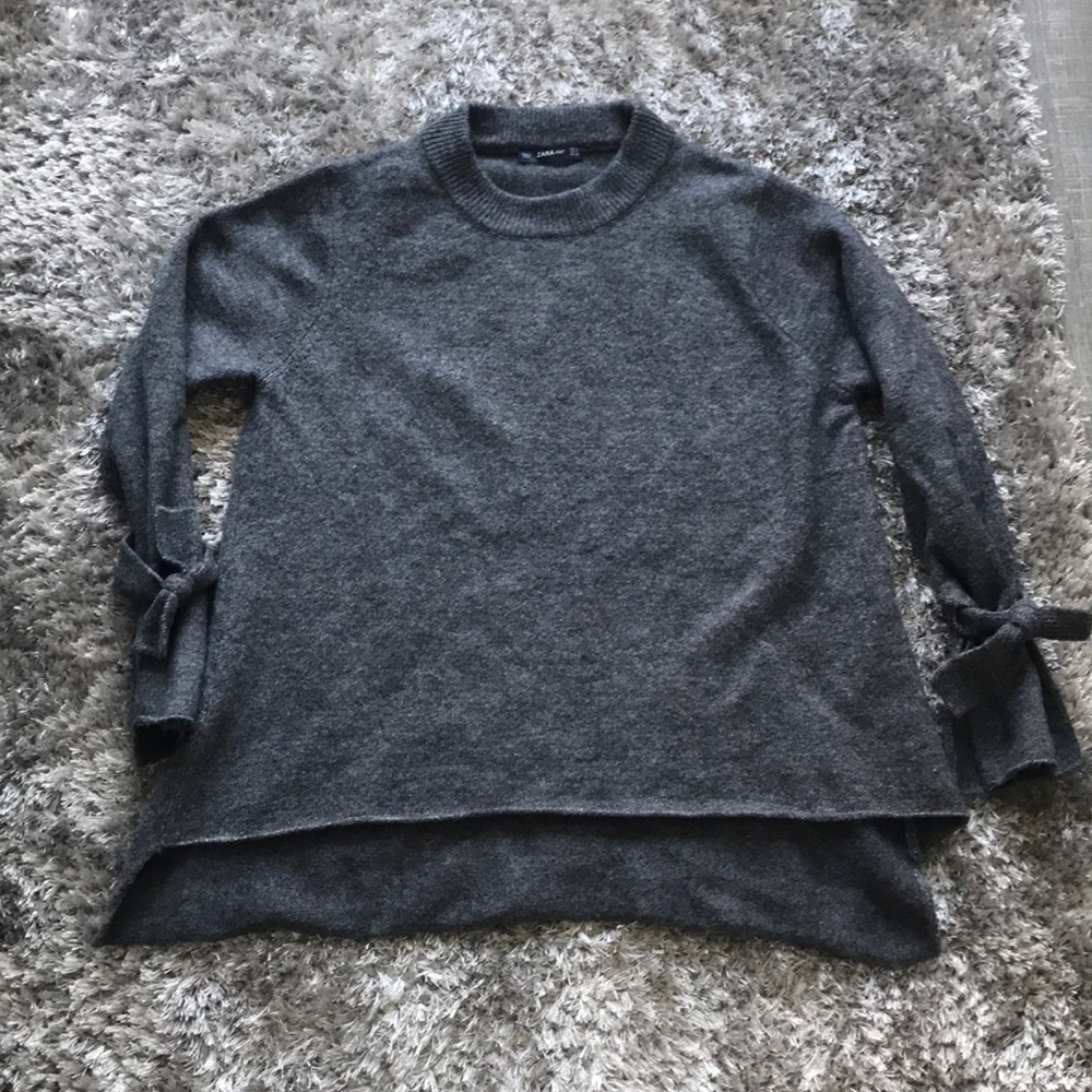 Zara. Oversized gray sweater w/tie sleeve. Size M